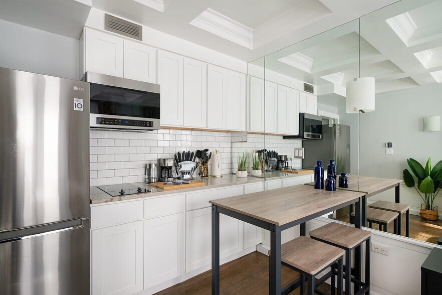 Building Photo - 240 W 73rd St