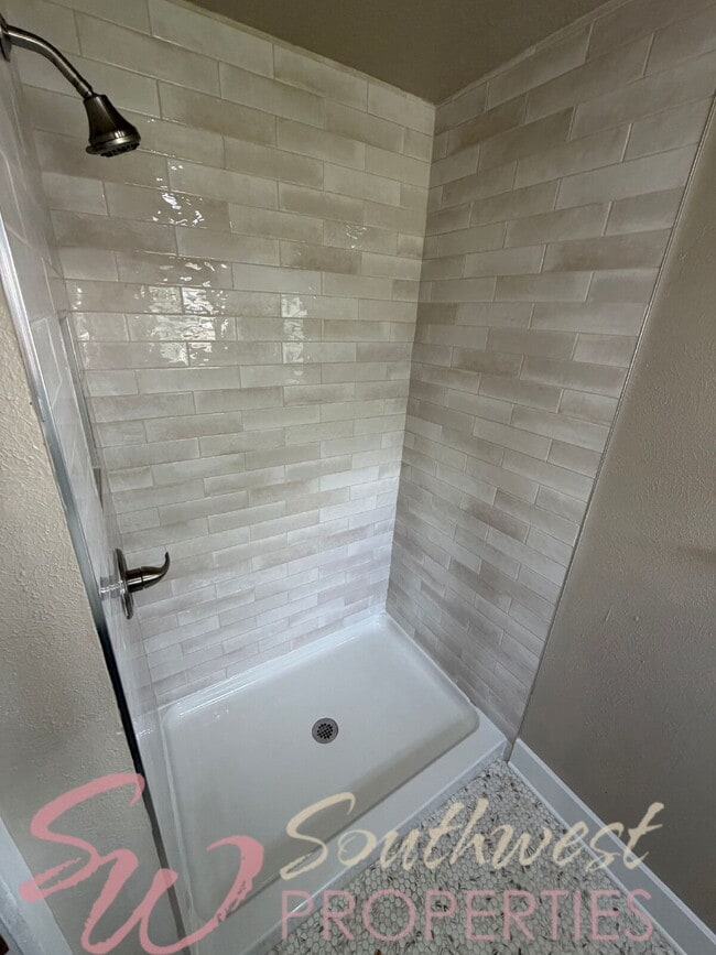 Building Photo - Charming Newly Remodeled 1 Bed / 1 Bath with Spa-Like Bathroom