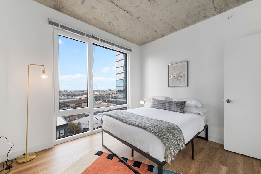 Building Photo - 853 W Blackhawk St