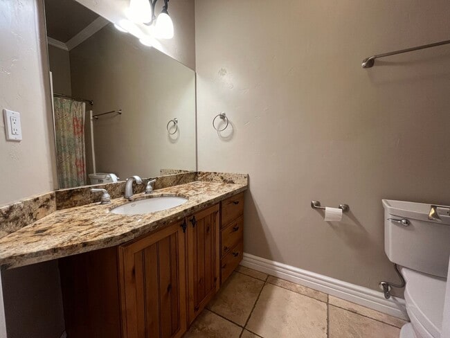 Building Photo - Beautiful 5 Bedroom 4 Bathroom House in Ga...