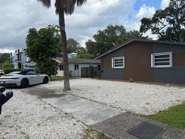 Building Photo - 827 SW 29th St