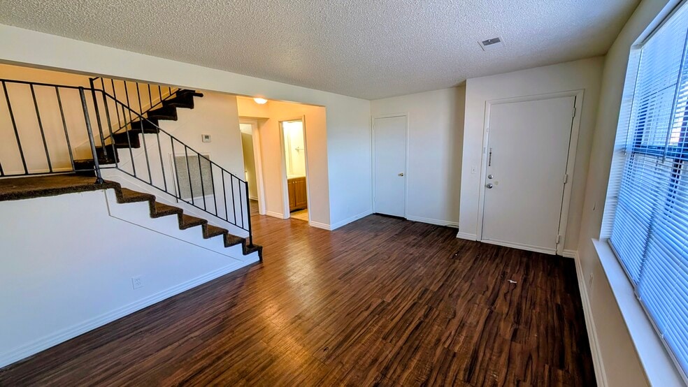 Building Photo - 2751 Park Dale Dr