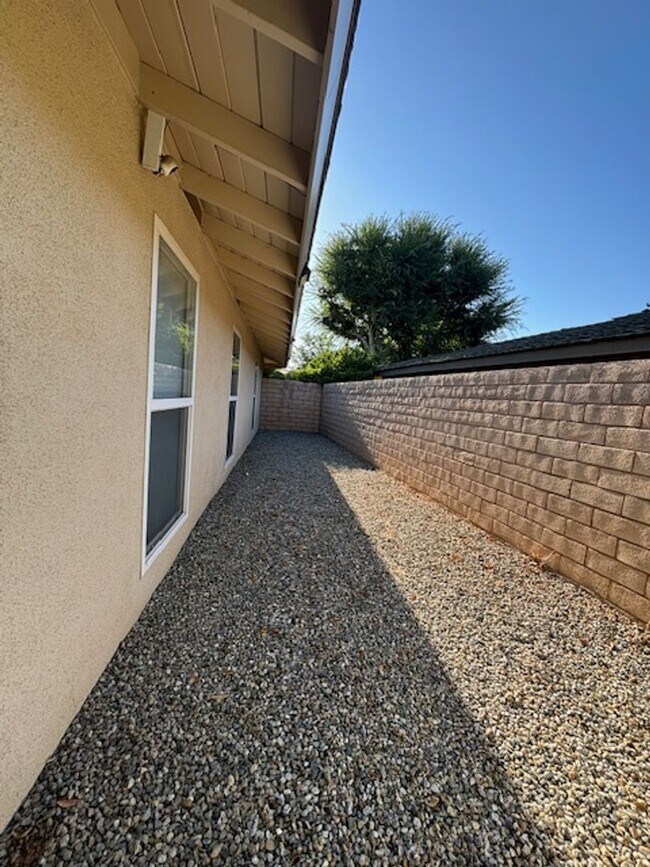 Building Photo - Beautiful 3 Bedroom / 2 Bathroom Home in S...
