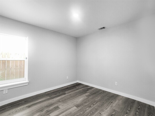 Building Photo - 8217 Crestview Dr