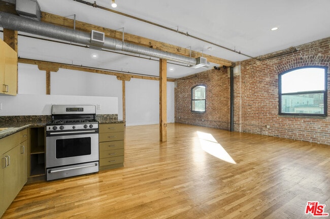 Building Photo - 215 S Santa Fe Ave