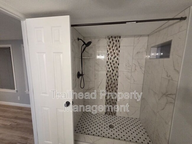 Building Photo - 618 NE 43rd St