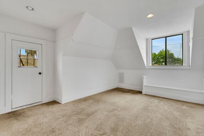 Building Photo - 1492 W 28th St