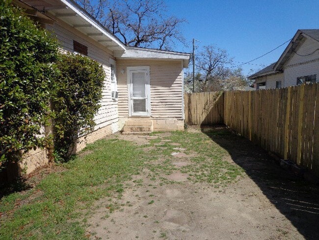 Building Photo - Charming 1BR Efficiency in Summerville Near Downtown & Hospitals
