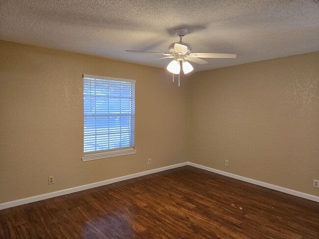 Building Photo - 3/2 Robinson Duplex