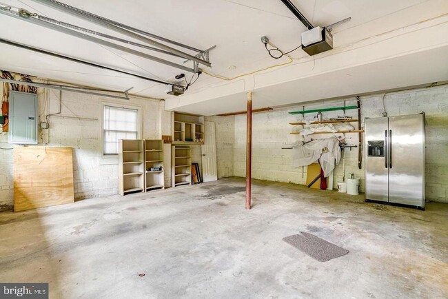 Building Photo - 9821 Hampton Ln