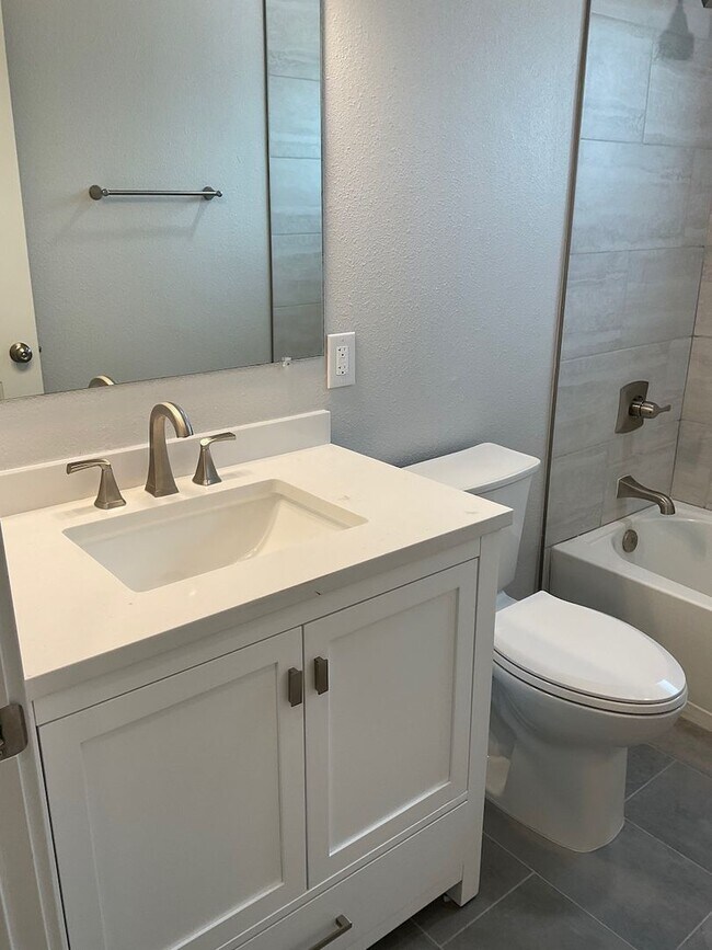 Building Photo - Nicely remodeled 1bd apt close to downtown