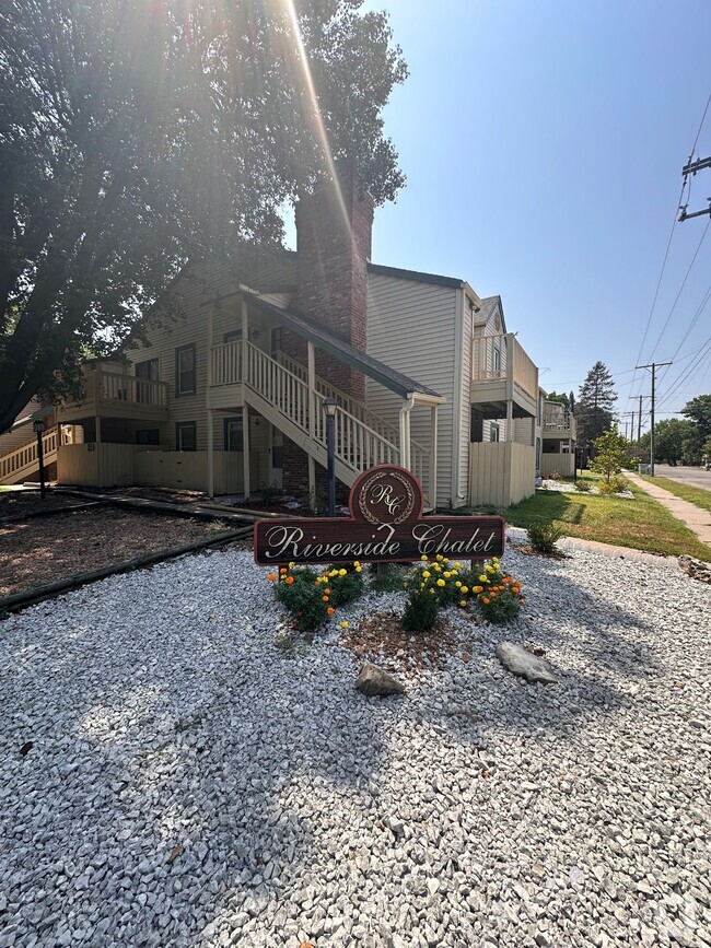 Building Photo - $1195 - 3 room 2 bath - Apartment located ...