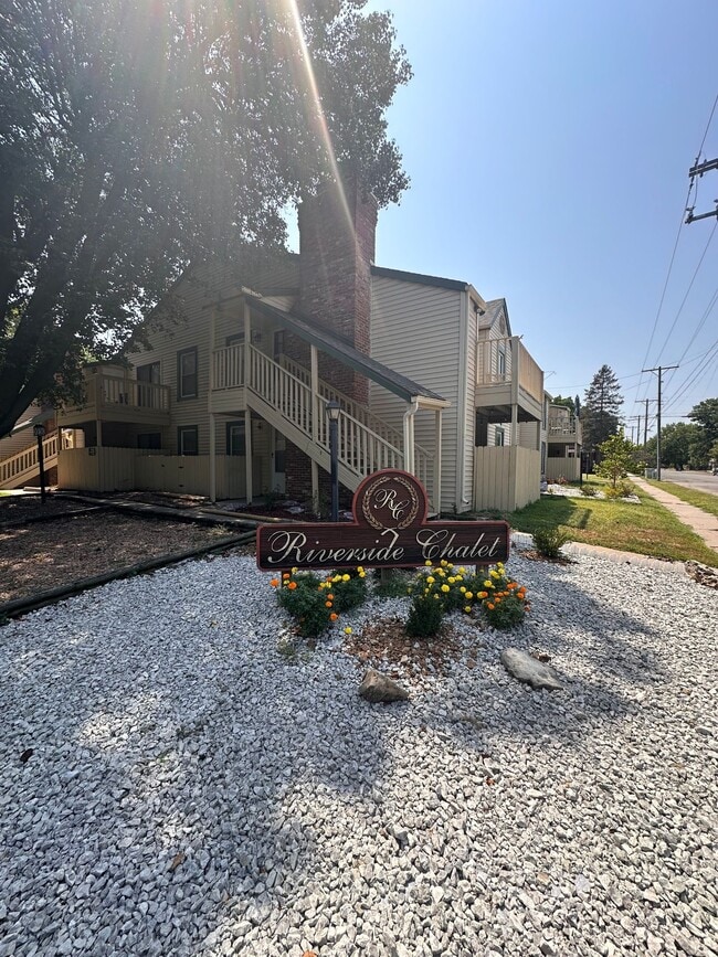 Building Photo - $925- 2 bedroom 1 bath - Apartment located in Riverside