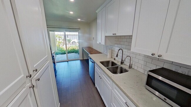 Building Photo - Spacious 3 bed / 3 bath in the More Mesa area