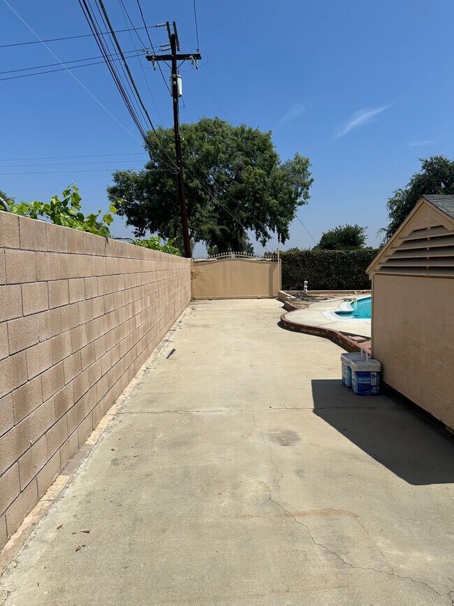 Building Photo - Perfection! Corner Lot Pool Home