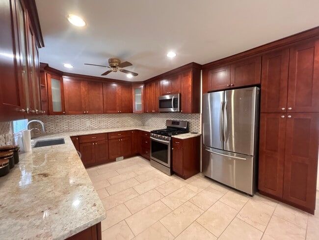 Building Photo - 879 Grove Ave