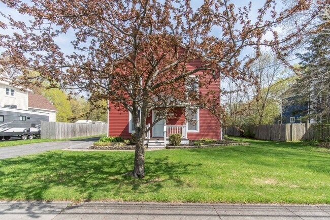 Building Photo - Charming 3Bed/2Bath Home Minutes from Fort Drum | Pet Friendly | Garage + Spacious Yard