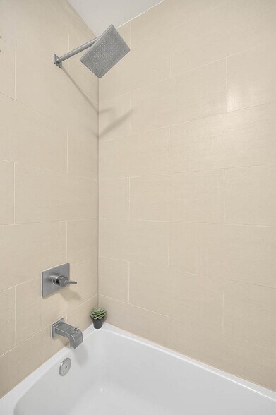 Building Photo - 1952 N Beachwood Dr