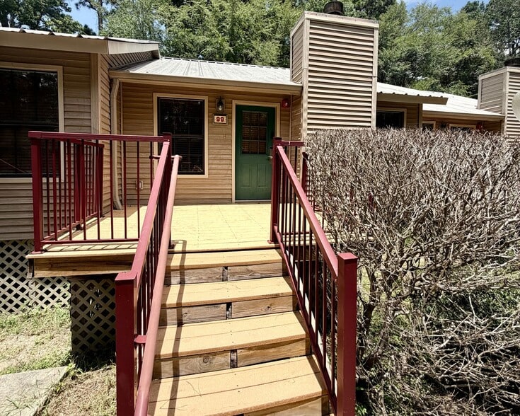 Building Photo - 8680 Piney Shores Dr