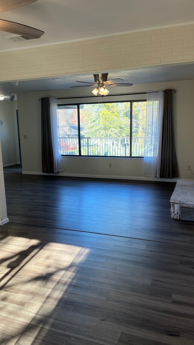 Building Photo - 12003 Lakeshore S