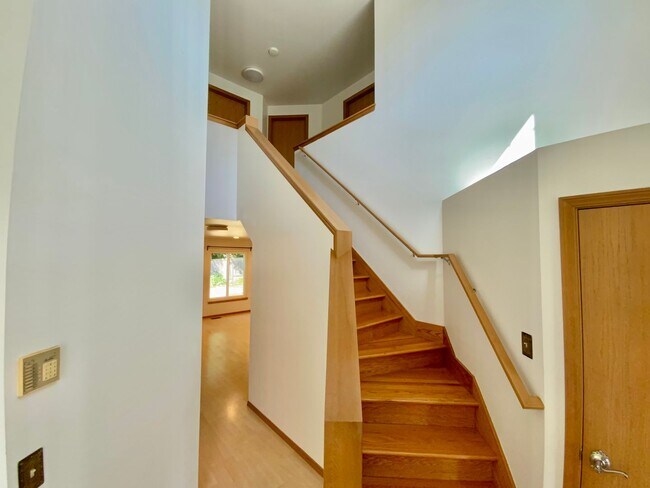 Building Photo - Stunning 4 Bedroom/2.5 bath- Move-In Ready Home with Private Backyard