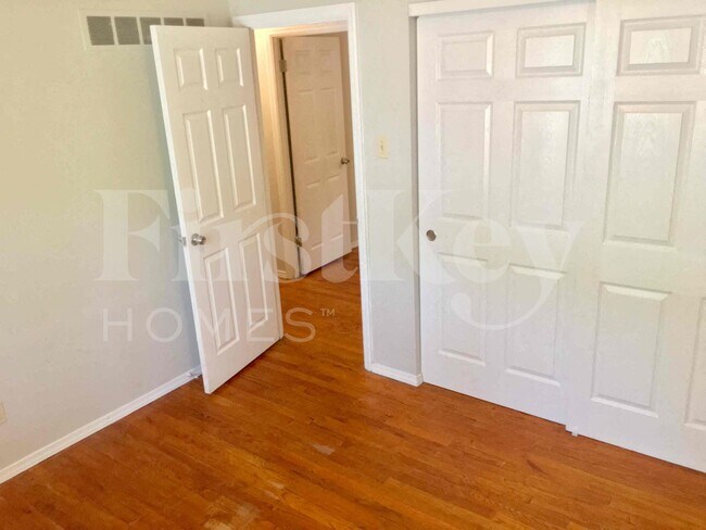 Building Photo - 2275 Glenoro Dr
