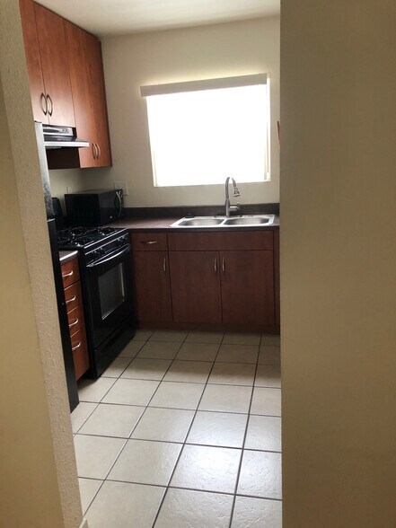kitchen - 3611 1/2 W 4th St