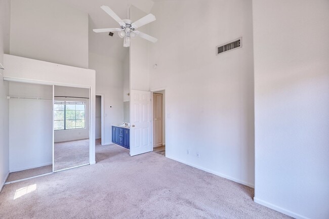 Building Photo - 2 Bed / 2 Bath Condo with Garage in Centra...