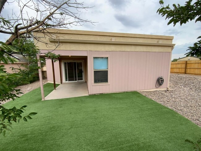 Building Photo - 2 Bedroom Single Story Home Available Near...