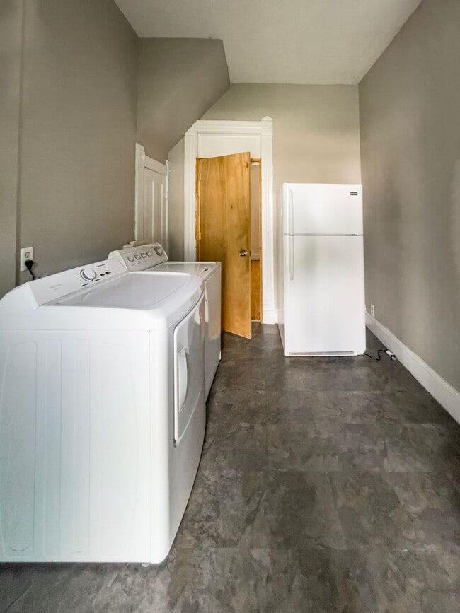 Building Photo - PRELEASING for AUGUST! Close to Campus