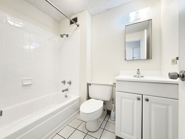 Building Photo - Waikiki 1-Bedroom Condo with Parking and A/C