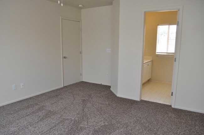 Building Photo - 10137 Maidens Wreath Ct