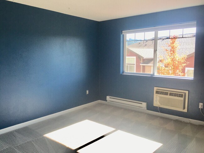 Building Photo - Gorgeous 2BD Condo in Desirable Progress Ridge Location!  High End Finishes, Great View!