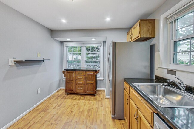 Building Photo - Beautifully maintained end unit Townhouse located in Stonebridge subdivision!
