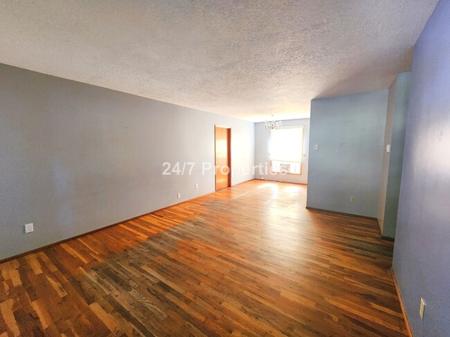 Building Photo - 3BD I 1BA + Bonus Room - Milwaukie, OR