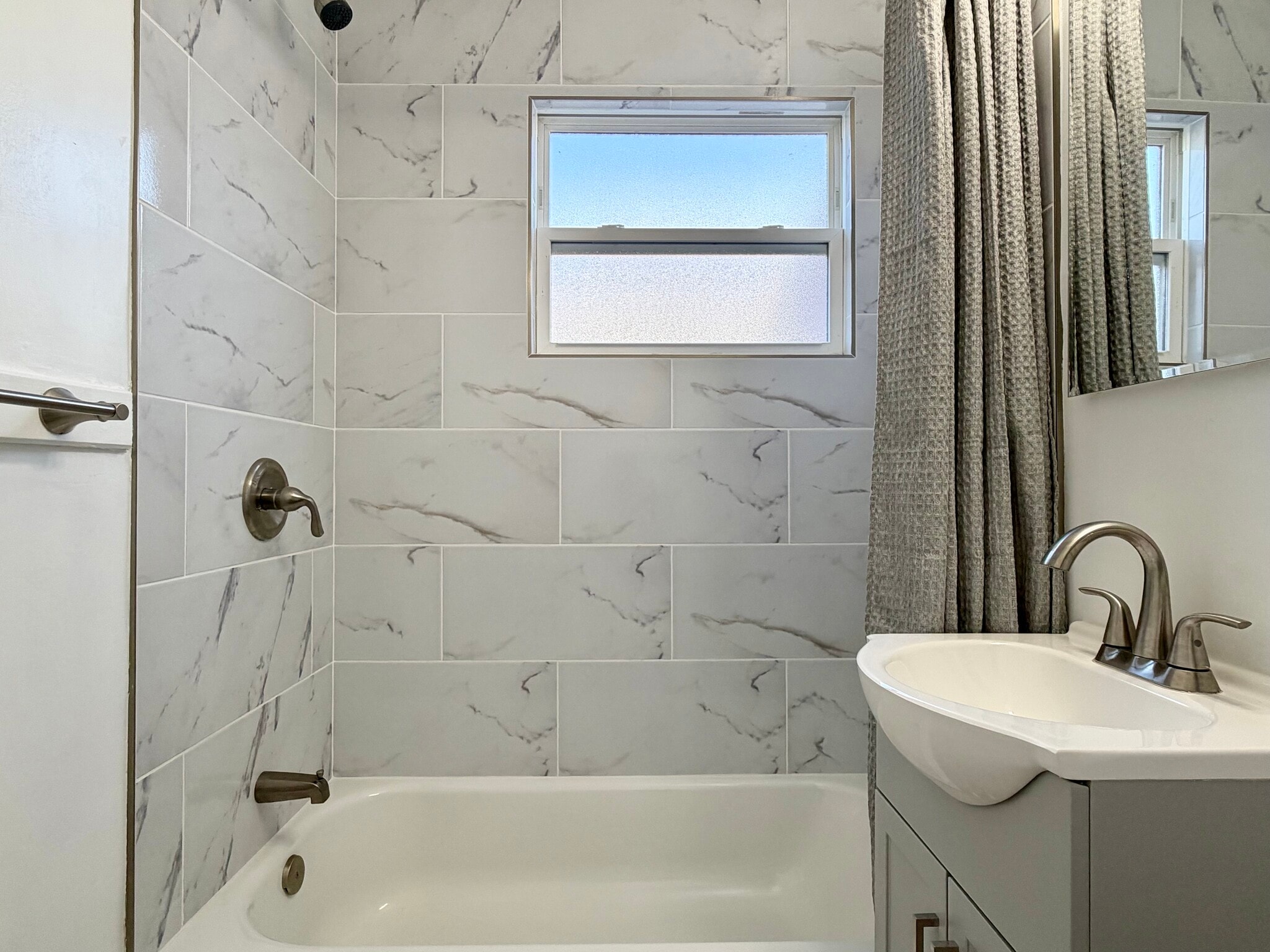 Building Photo - 982 W Hamilton Ave