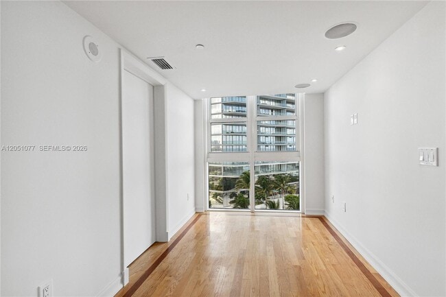 Building Photo - 18911 Collins Ave