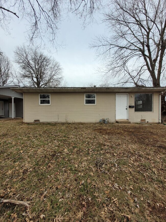 Building Photo - 3 Bedroom 1 Bath home with a Fenced back Yard!