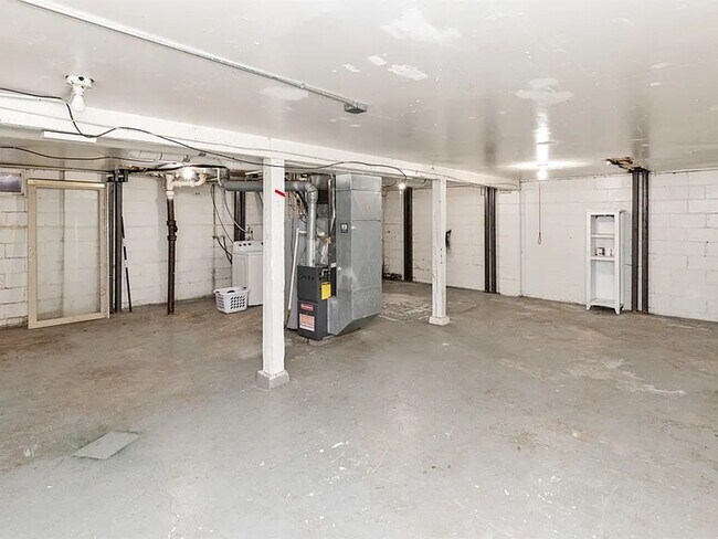 Building Photo - 3422 SW 8th St