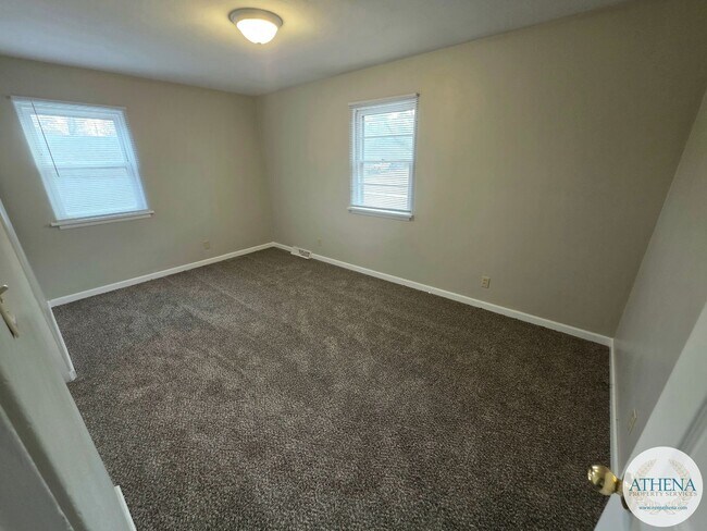 Building Photo - 3 Bedroom / 1 Bath House - SIZABLE YARD & W/D INCLUDED