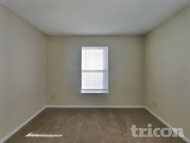 Building Photo - 824 Streamside Dr