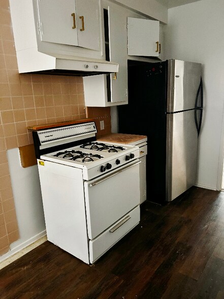 Building Photo - 1850 La Brea Ave