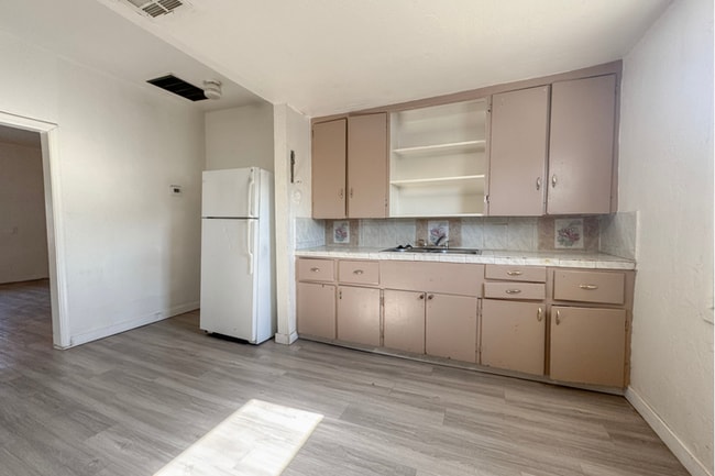 Building Photo - 2Bed/1Bath Apartment at Camelback Rd/Central Ave! Ready for Immediate Move-In! – NO HOA!