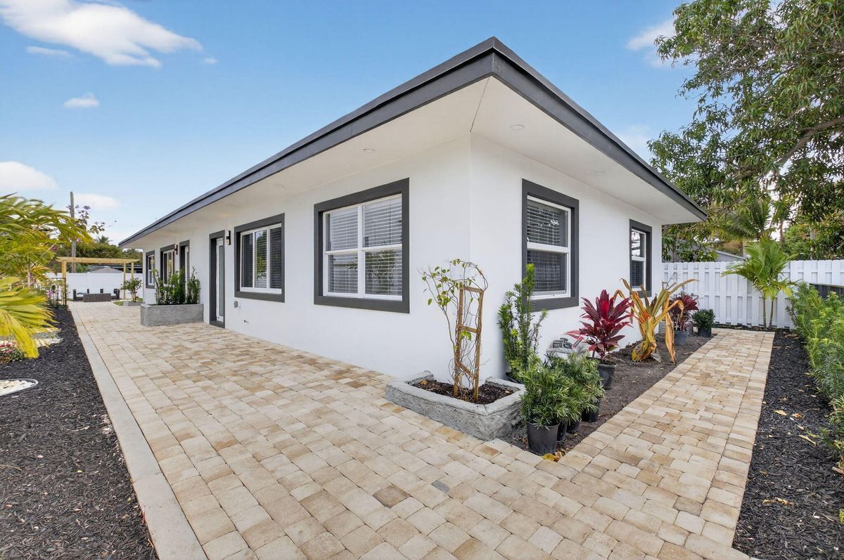 Building Photo - 341 SE 3rd Ave