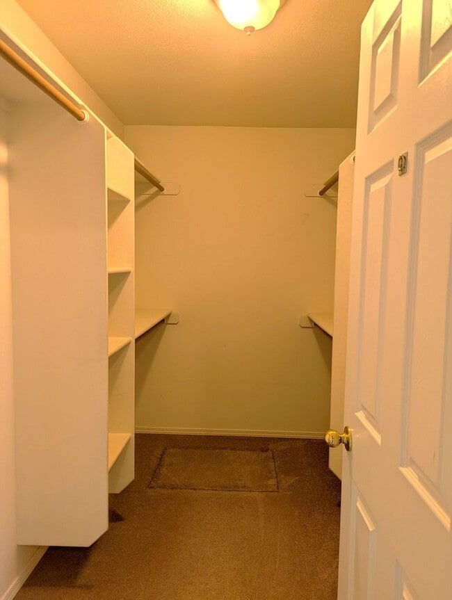 Building Photo - Spacious 4 bedroom home