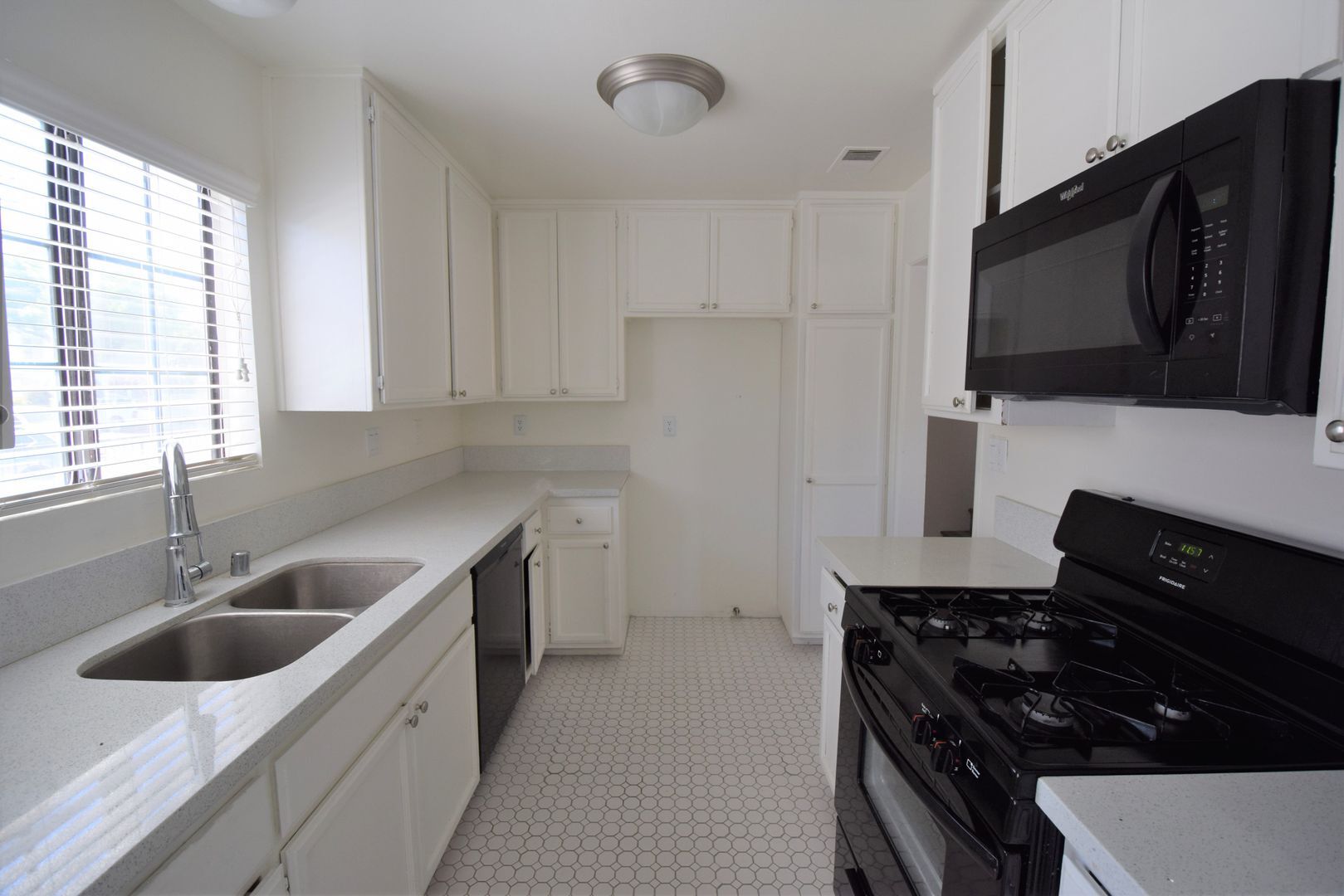 Building Photo - 24822 Walnut St