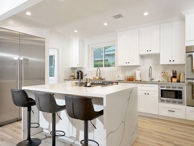 Building Photo - Luxe 5+4.5 w/detached studio, downstairs e...