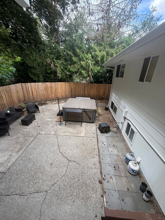 Building Photo - * DESIRABLE MILWAUKIE HOME!  A GARDENER'S ...