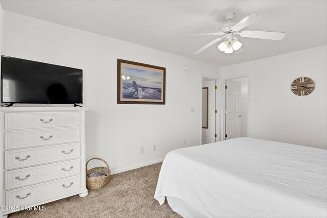 Building Photo - 1401 S Shore Dr