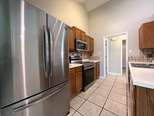 Building Photo - BEAUTIFUL 3 BEDROOM, 2 BATH RANCH HOME IN ...